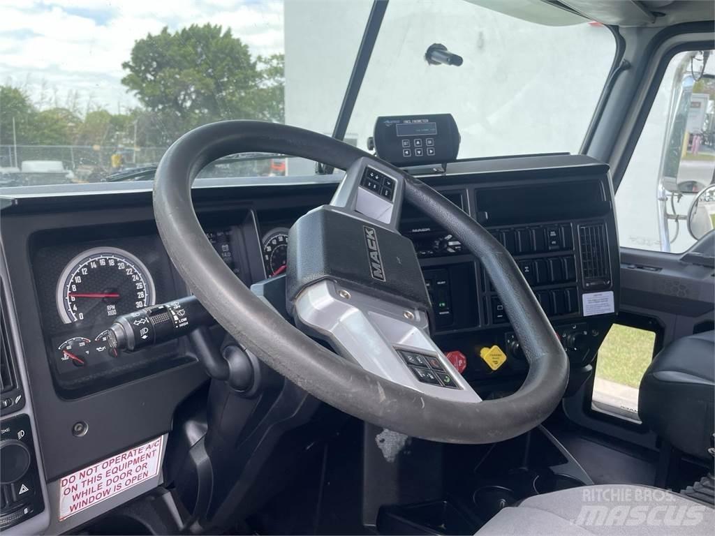 Mack GR64F Autobasculanta