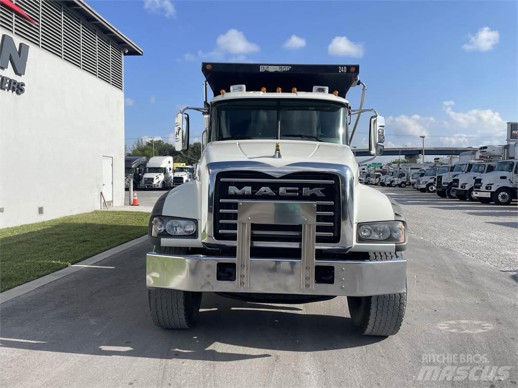 Mack GR64F Autobasculanta