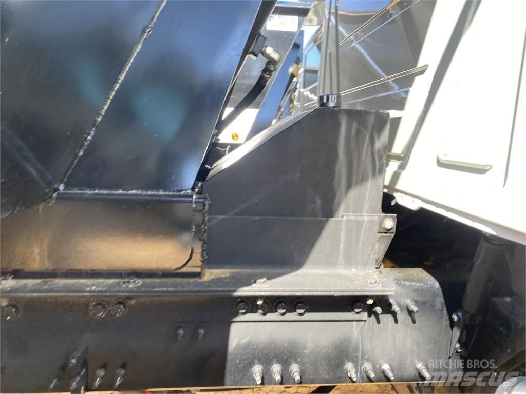 Mack GR64F Autobasculanta