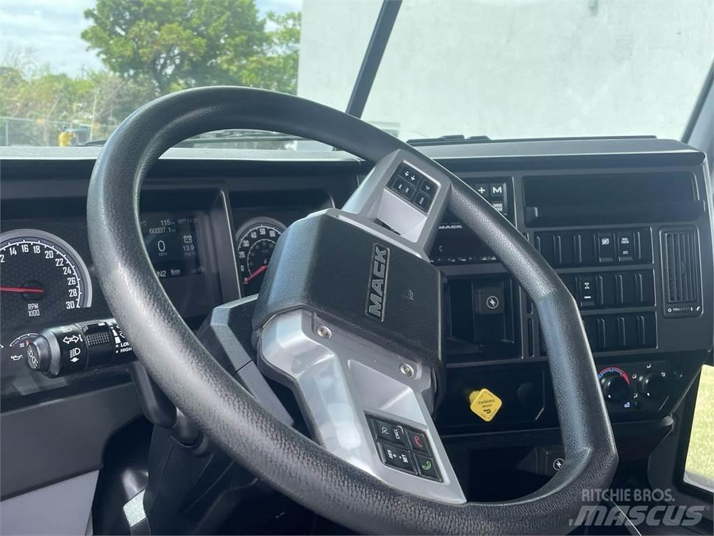 Mack GR64F Autobasculanta