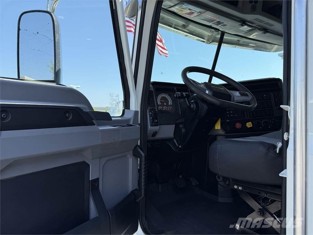 Mack GR64F Autobasculanta