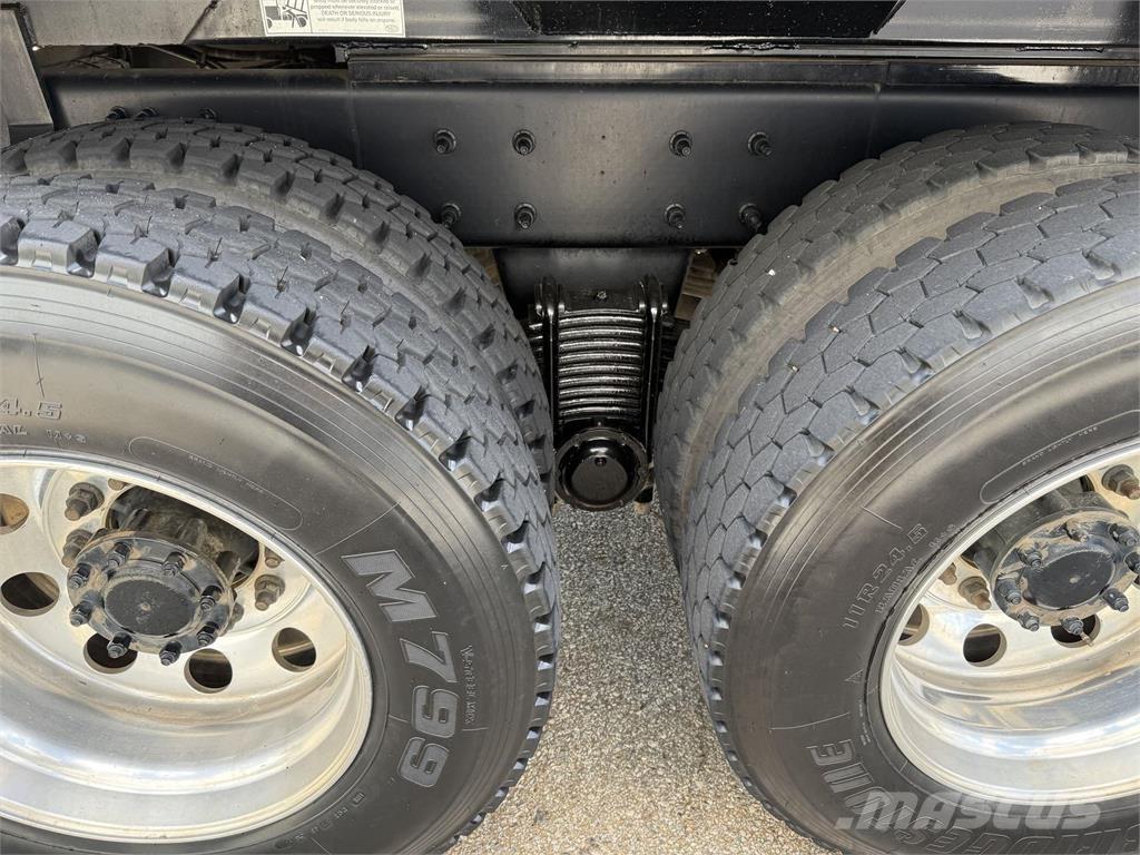 Mack GR64F Autobasculanta