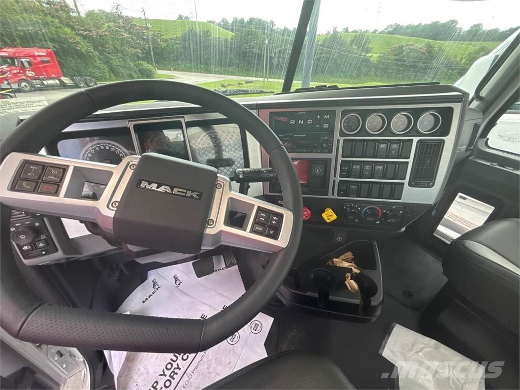 Mack GR64FT Autotractoare