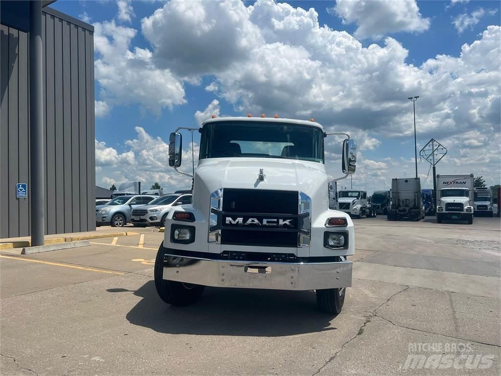 Mack MD742 Camion cabina sasiu