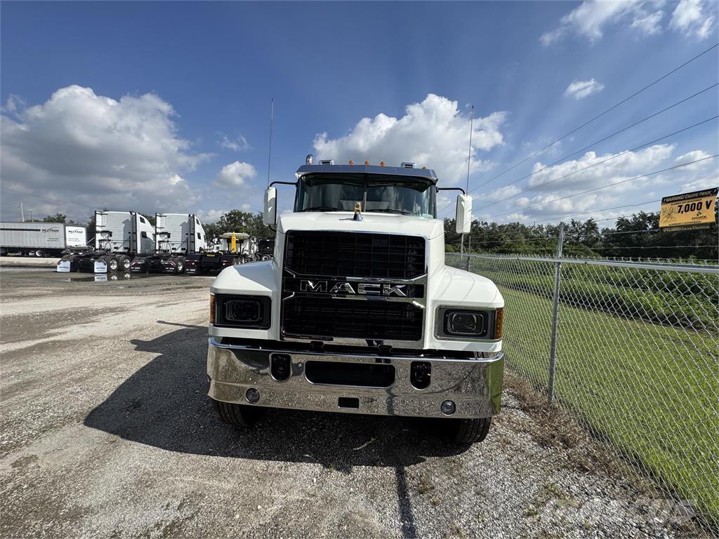 Mack PI64T Autotractoare