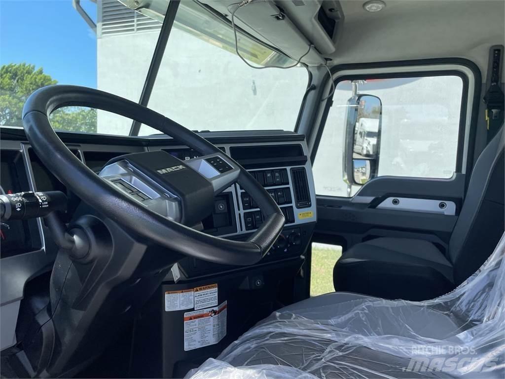 Mack PI64T Autotractoare