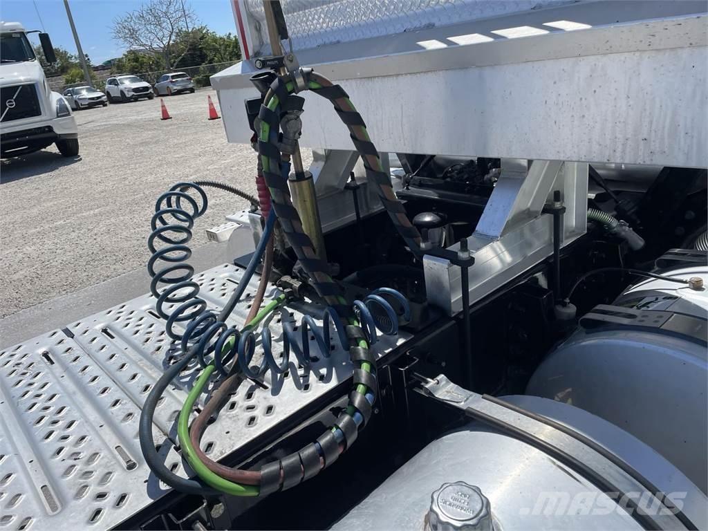 Mack PI64T Autotractoare