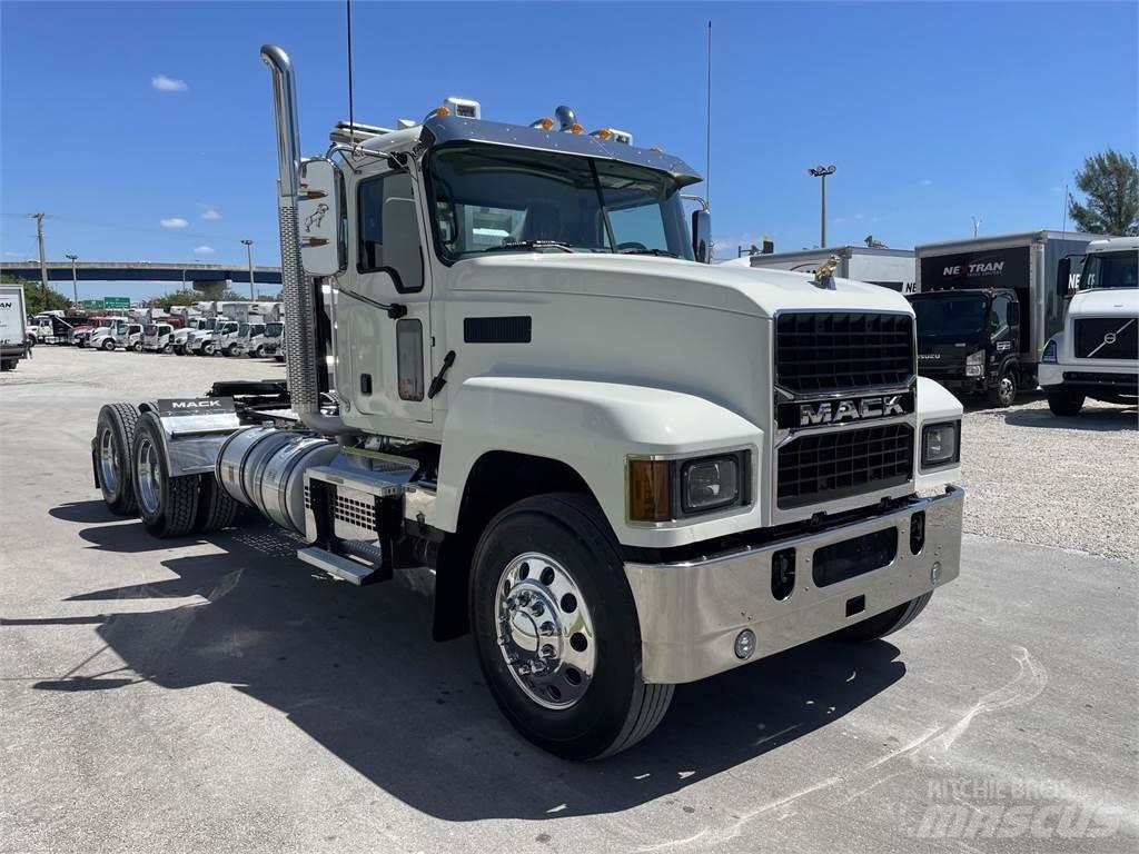 Mack PI64T Autotractoare