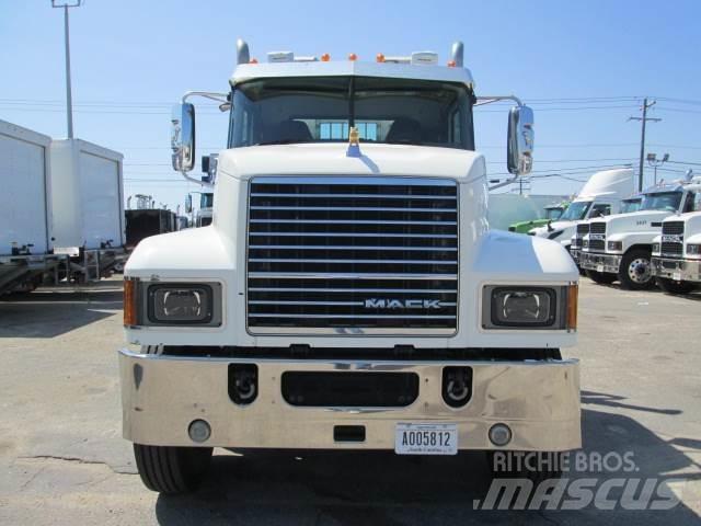 Mack PI64T Autotractoare