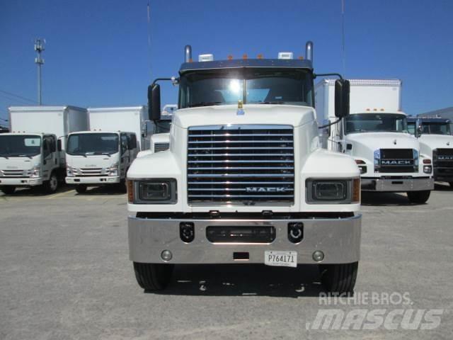 Mack PI64T Autotractoare