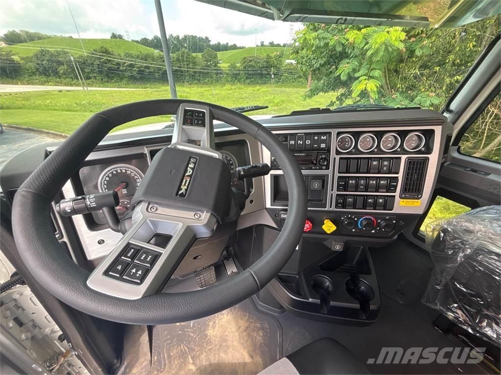 Mack PI64T Autotractoare