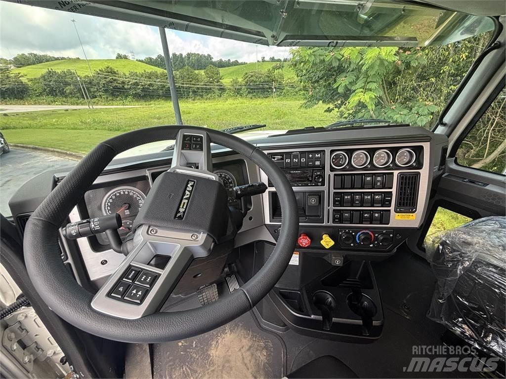 Mack PI64T Autotractoare