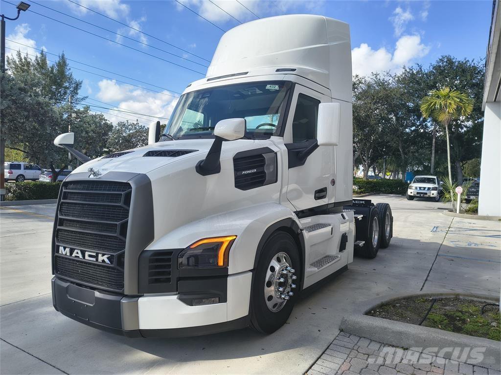 Mack PR64T Autotractoare