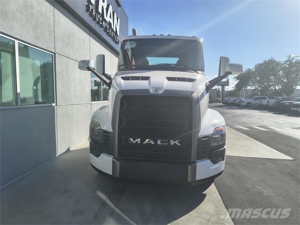 Mack PR64T Autotractoare