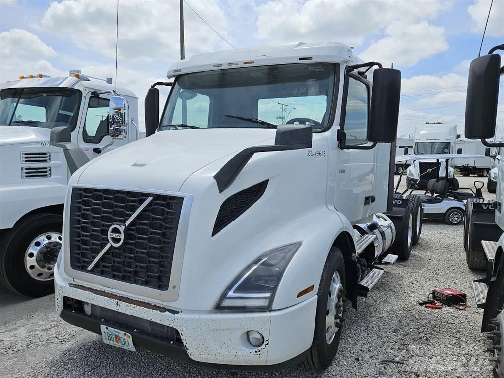 Volvo VNL64T300 Autotractoare