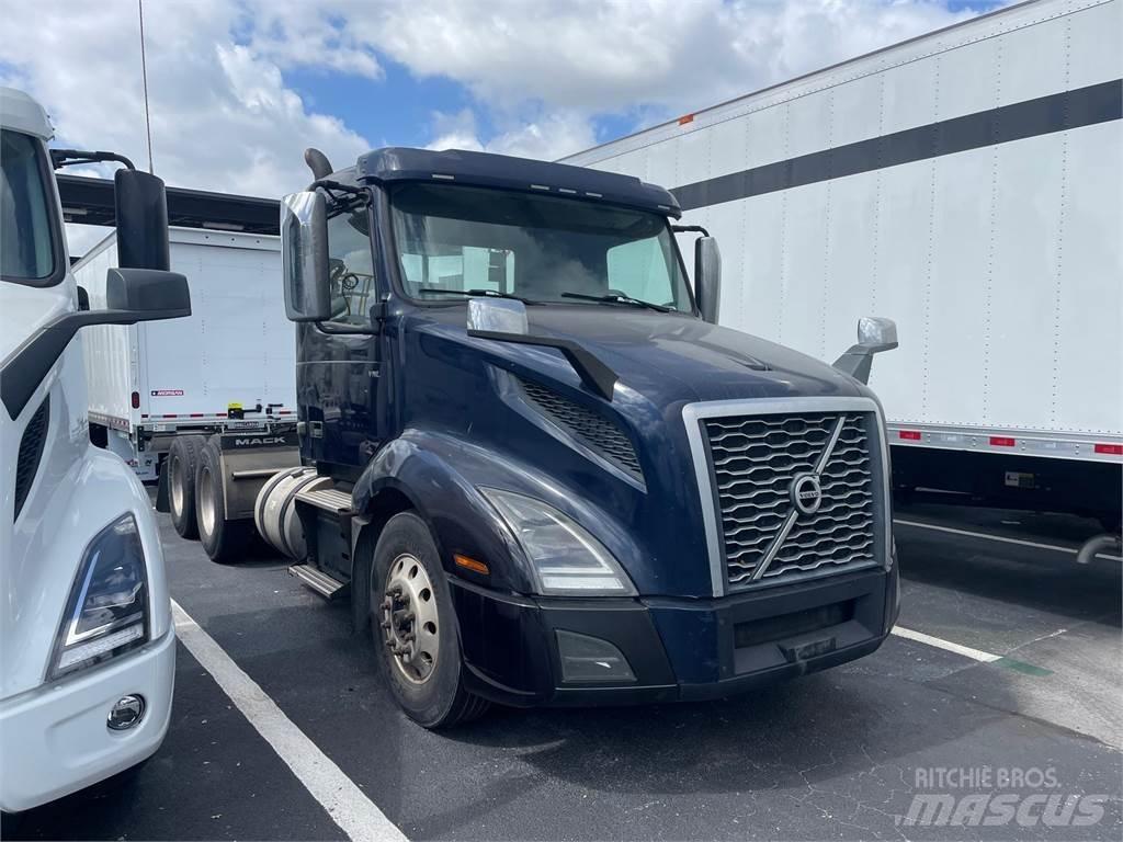 Volvo VNL64T300 Autotractoare