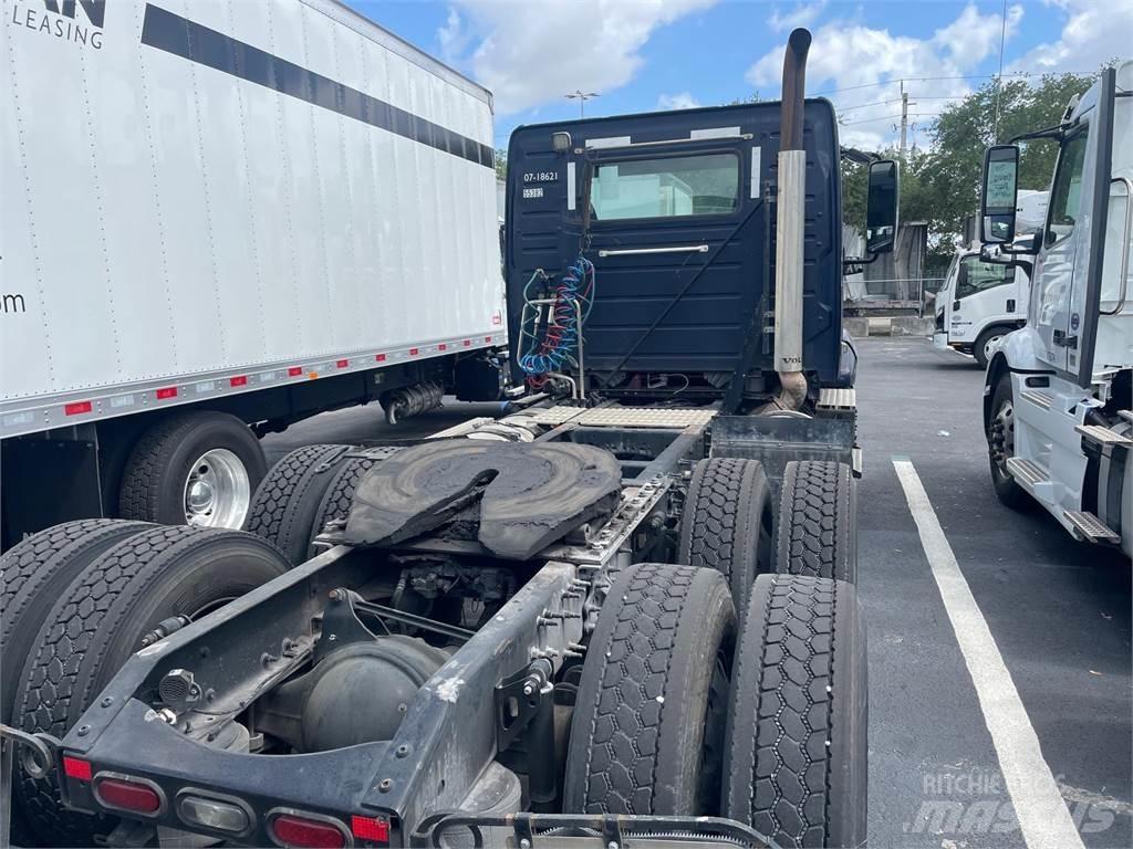 Volvo VNL64T300 Autotractoare