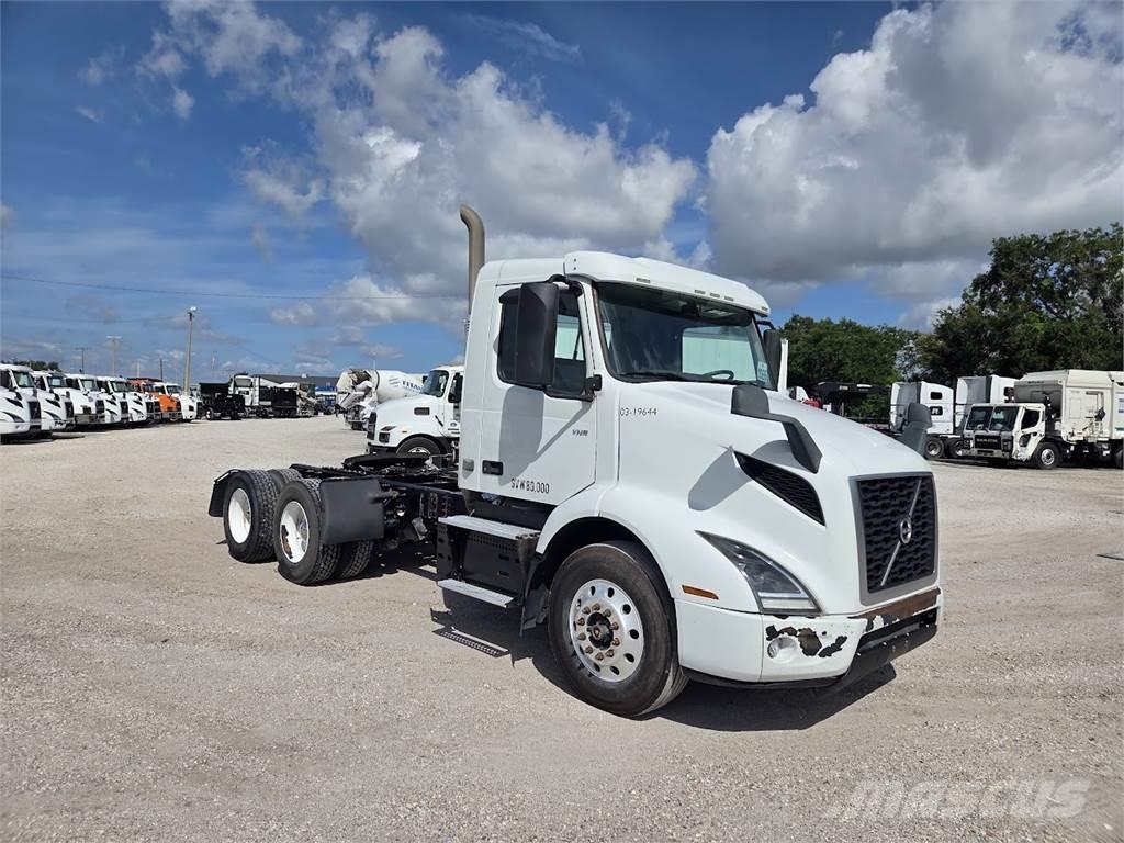 Volvo VNL64T300 Autotractoare