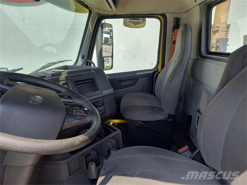 Volvo VNR64T Autotractoare