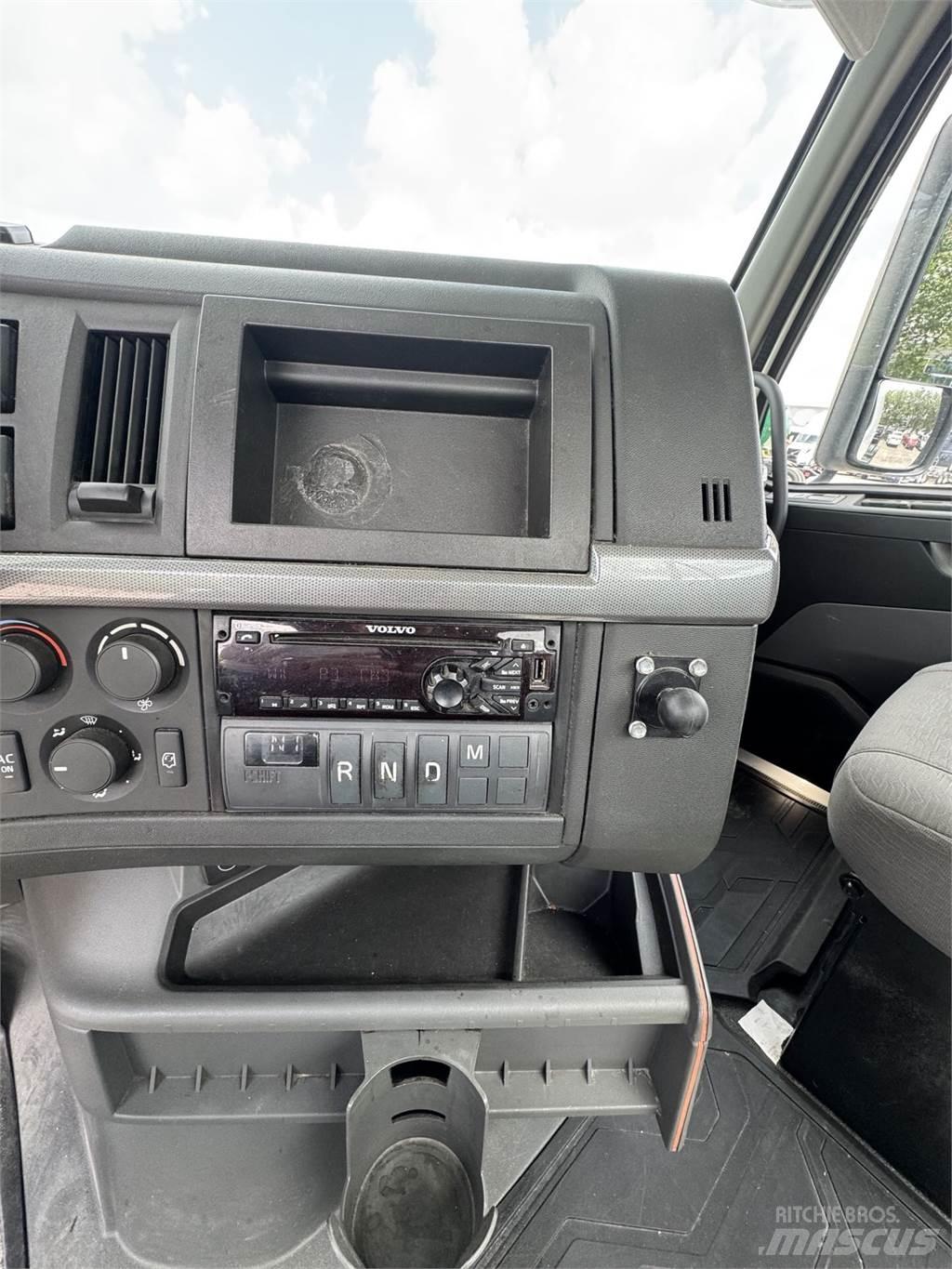 Volvo VNR64T300 Autotractoare