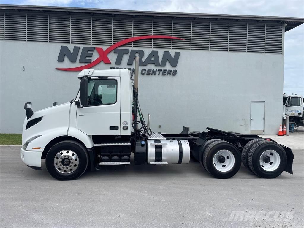 Volvo VNR64T300 Autotractoare
