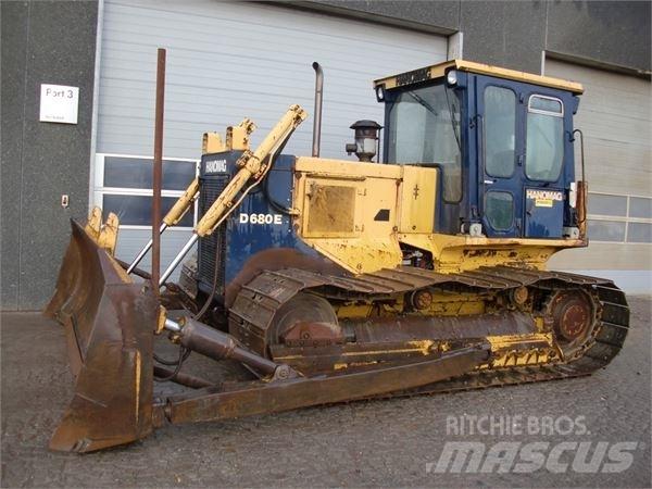 Hanomag D680E Buldozere pe senile