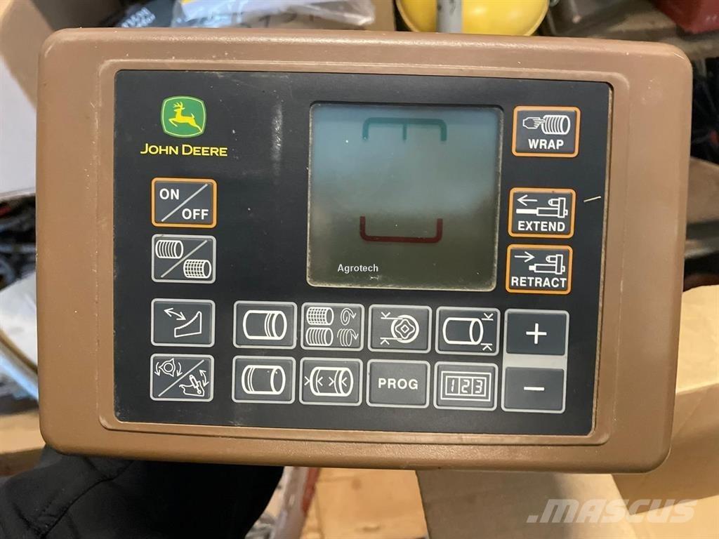 John Deere V451M Masina de balotat cilindric