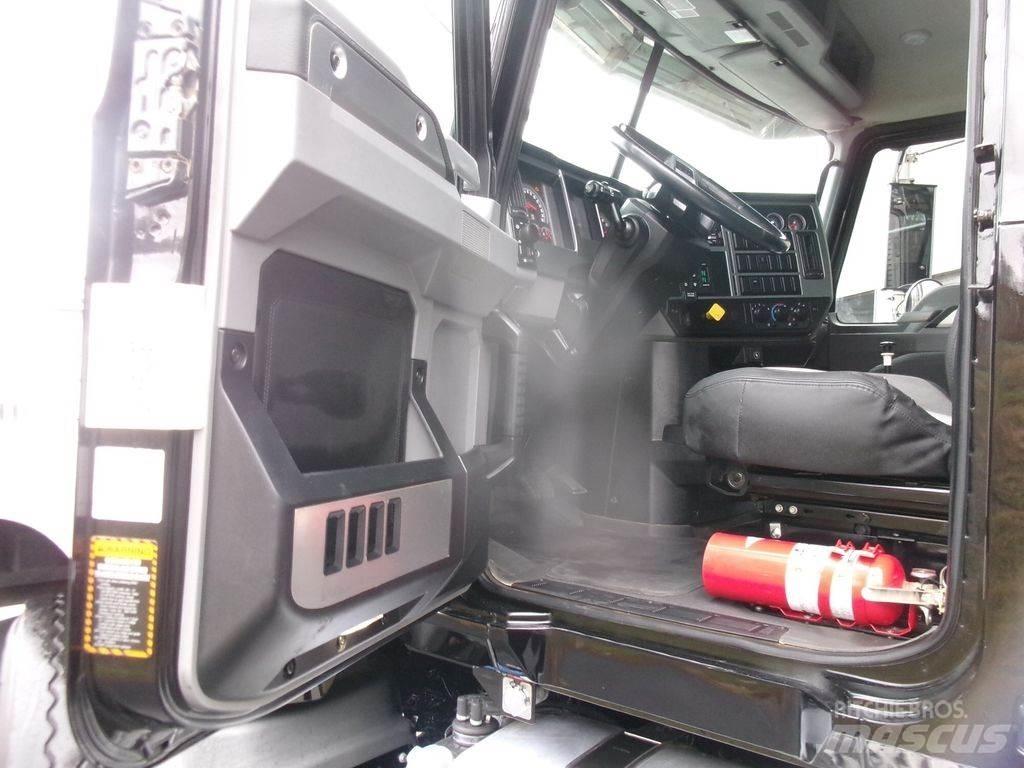 Mack GR64F Autobasculanta