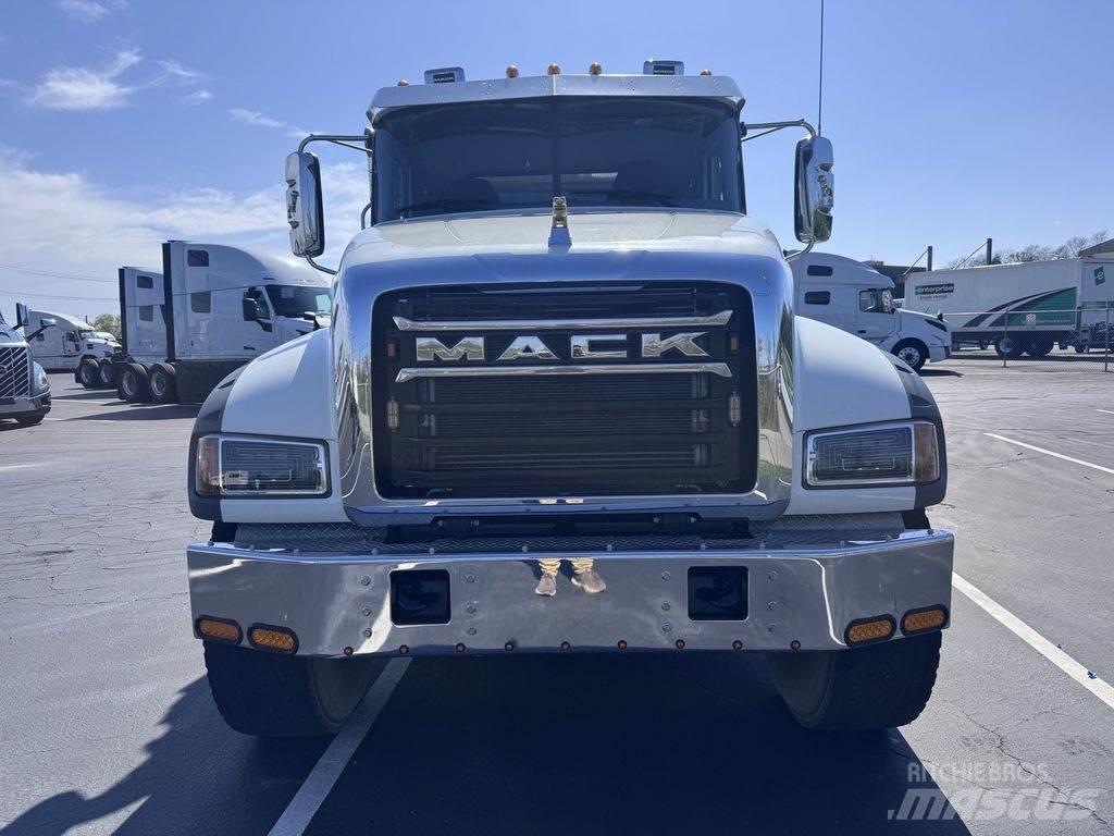 Mack GR64F Autobasculanta
