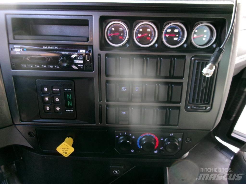Mack GR64F Autobasculanta