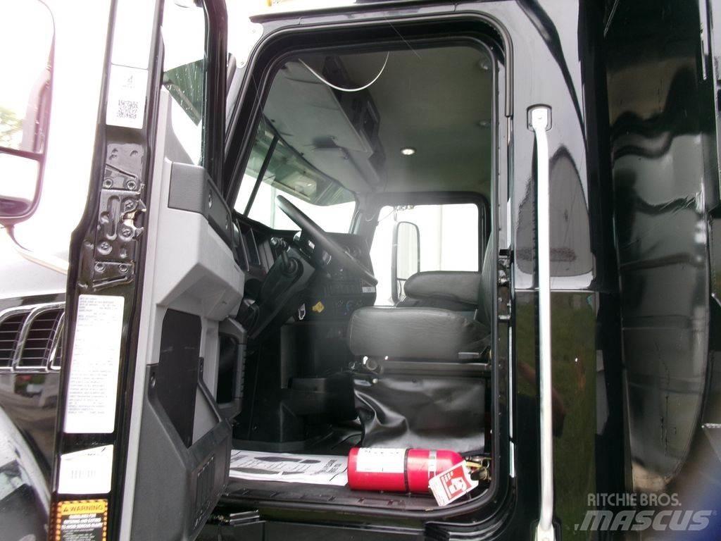 Mack GR64F Autobasculanta