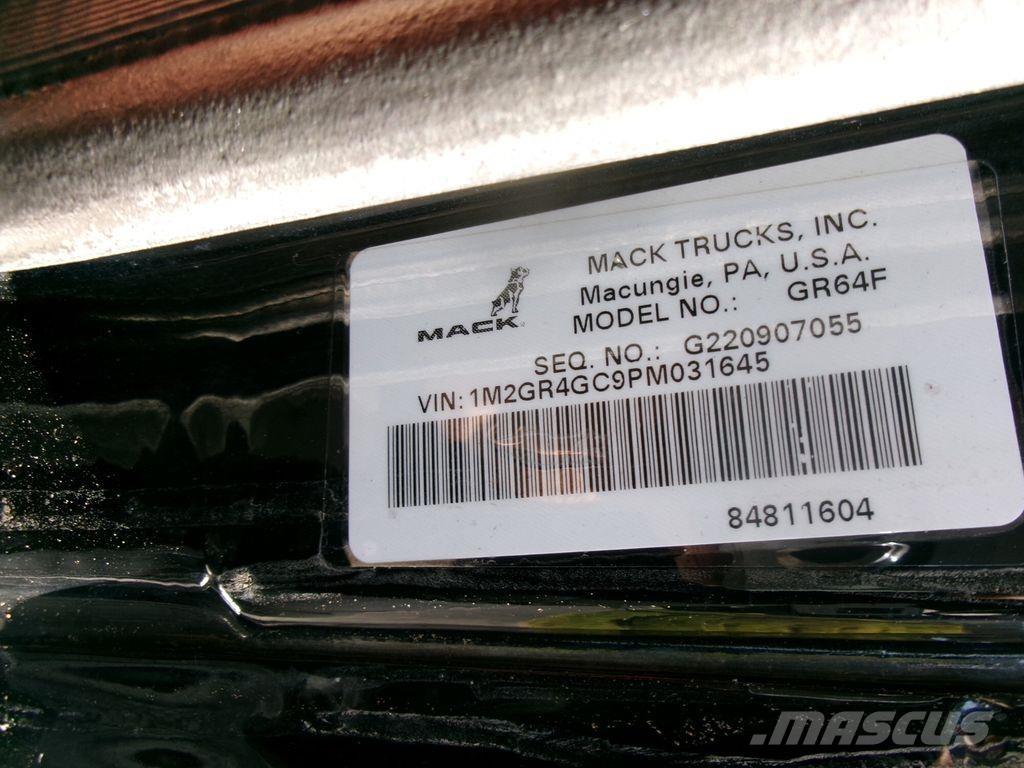 Mack GR64F Autobasculanta