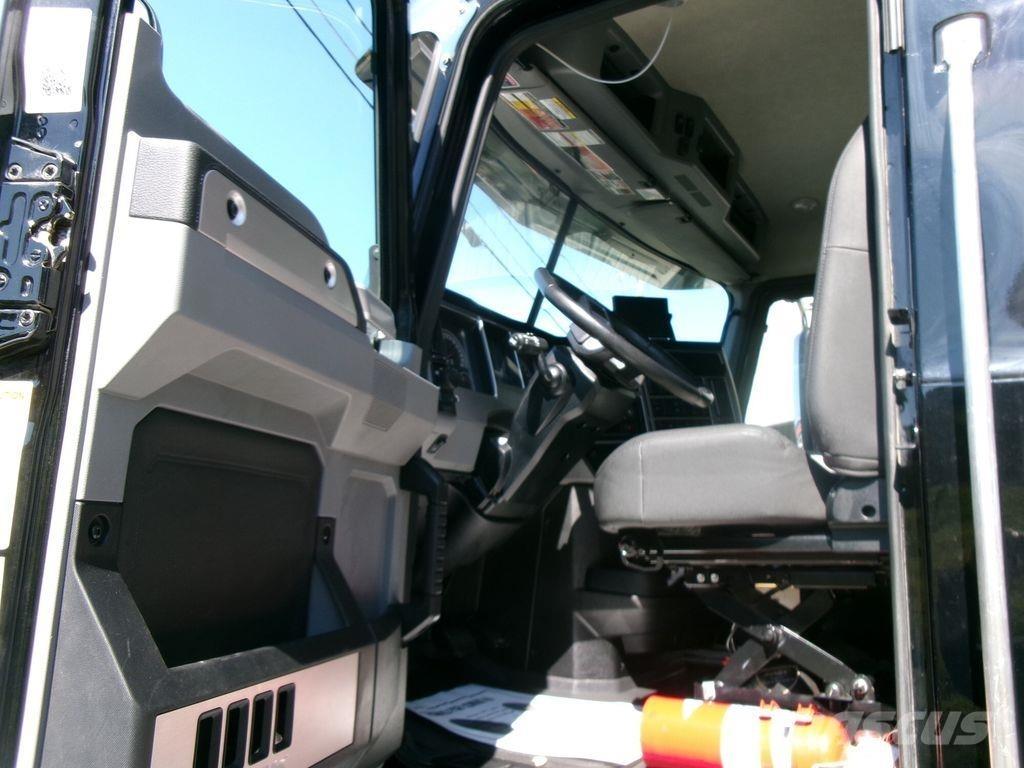 Mack GR64F Autobasculanta