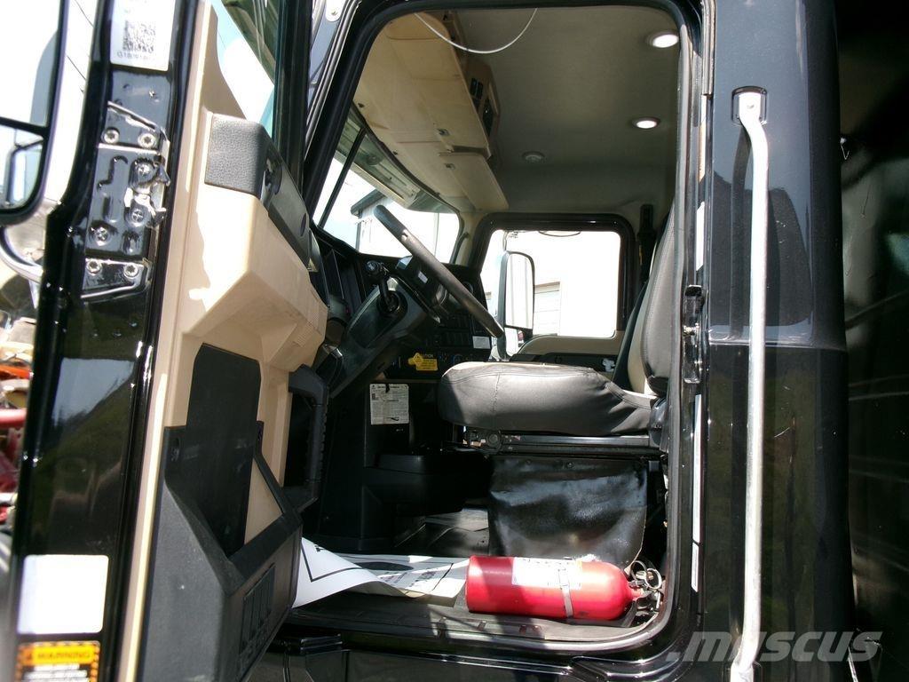 Mack GR64F Autobasculanta