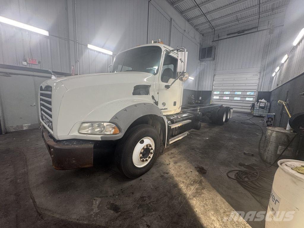 Mack GU813 Camion cabina sasiu