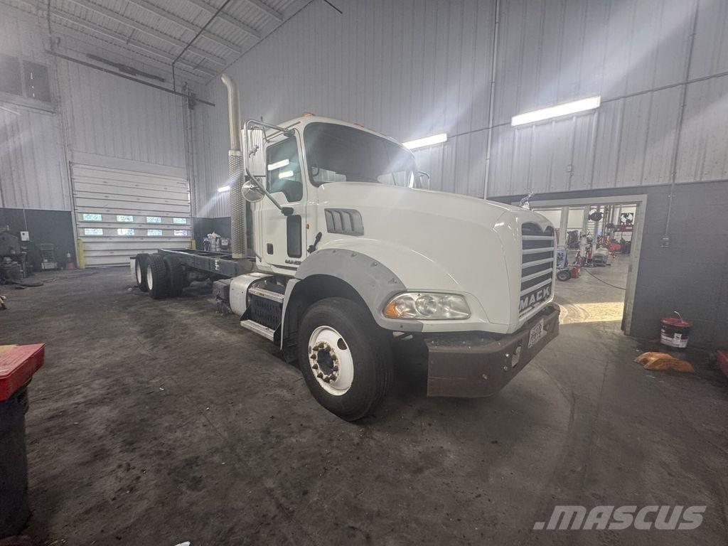 Mack GU813 Camion cabina sasiu