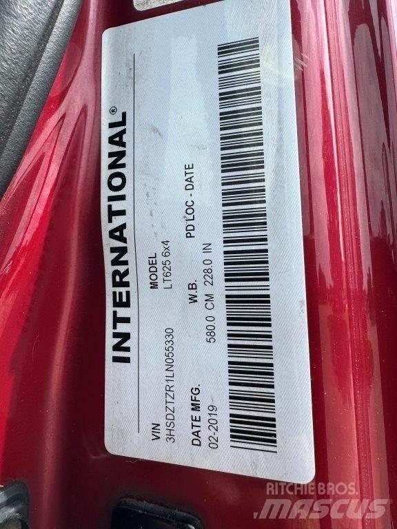 International LT Autotractoare