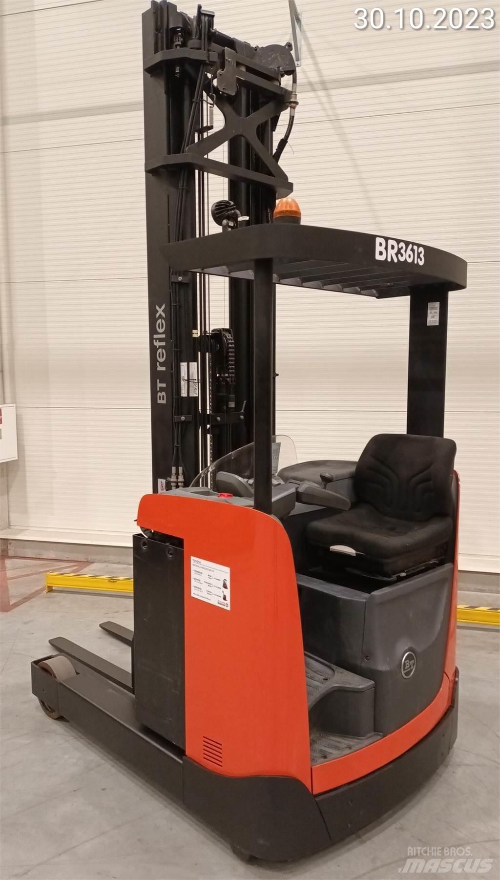 BT RRE140B Stivuitor cu catarg retractabil