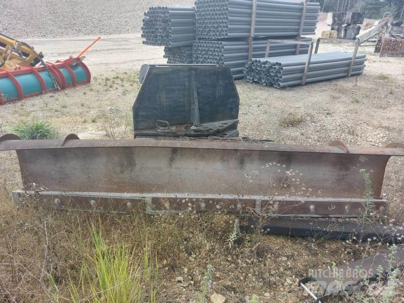 CAT 938 Pluguri
