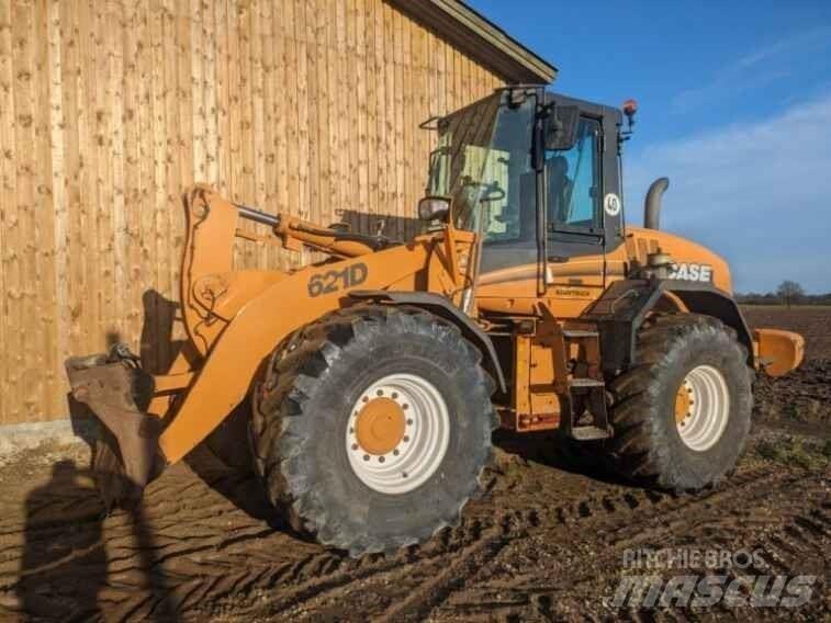 CASE 621D Incarcator pe pneuri
