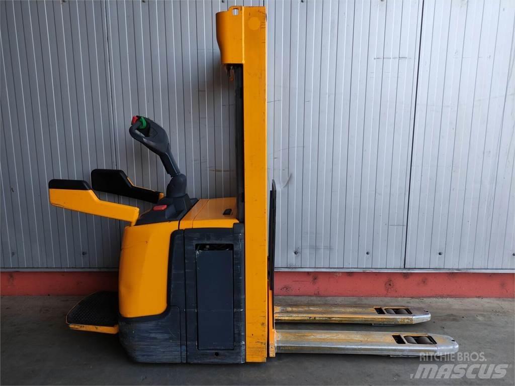 Jungheinrich ERC214Z Transpaleta manuala