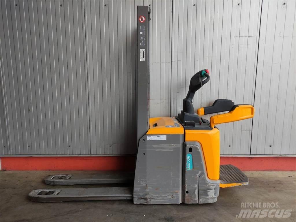 Jungheinrich ERD220 Transpaleta manuala