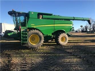 John Deere S690