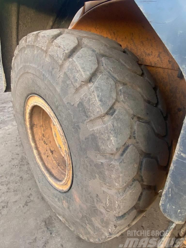 CASE 721 E Incarcator pe pneuri