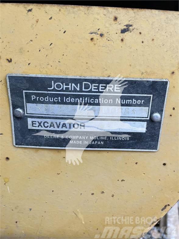 John Deere 225C LC Excavatoare pe senile