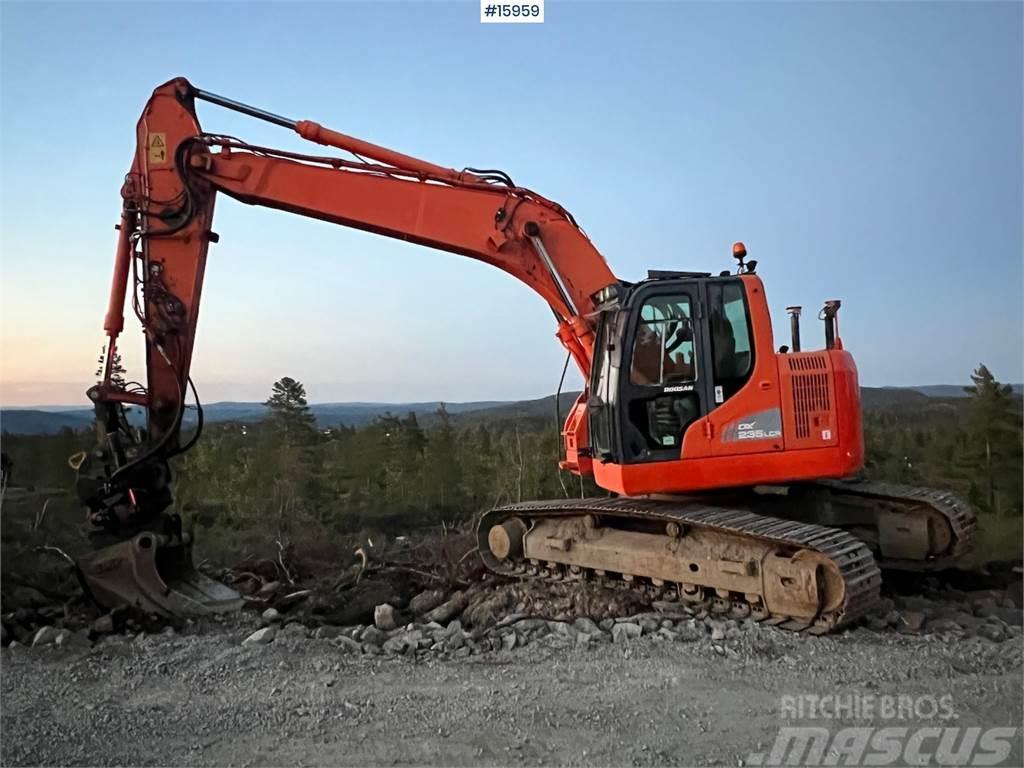 Doosan DX235LCR crawler excavator w/ GPS, bucket and tilt Excavatoare pe senile