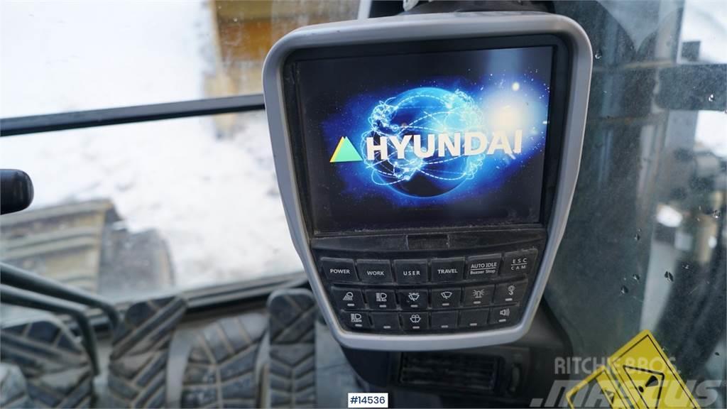 Hyundai HX520L digger w/ bucket. Excavatoare pe senile