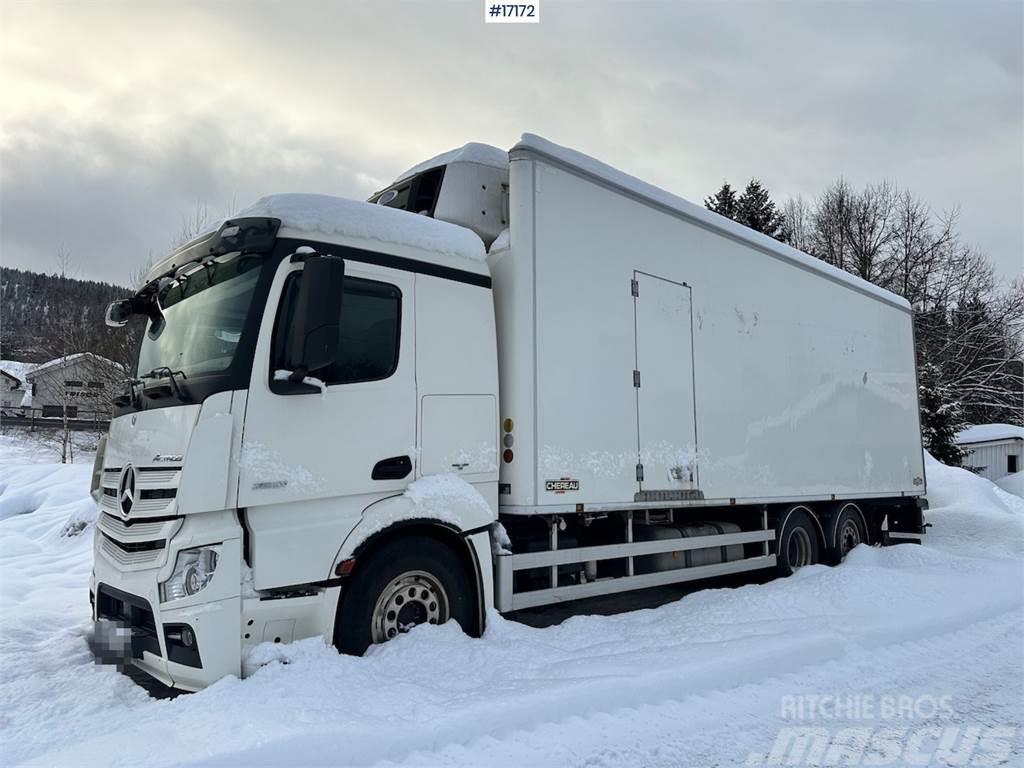 Mercedes-Benz Actros 2551 6x2 Box Truck w/ fridge/freezer unit. Autocamioane