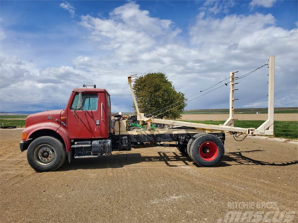 International 4900 Bale clamps