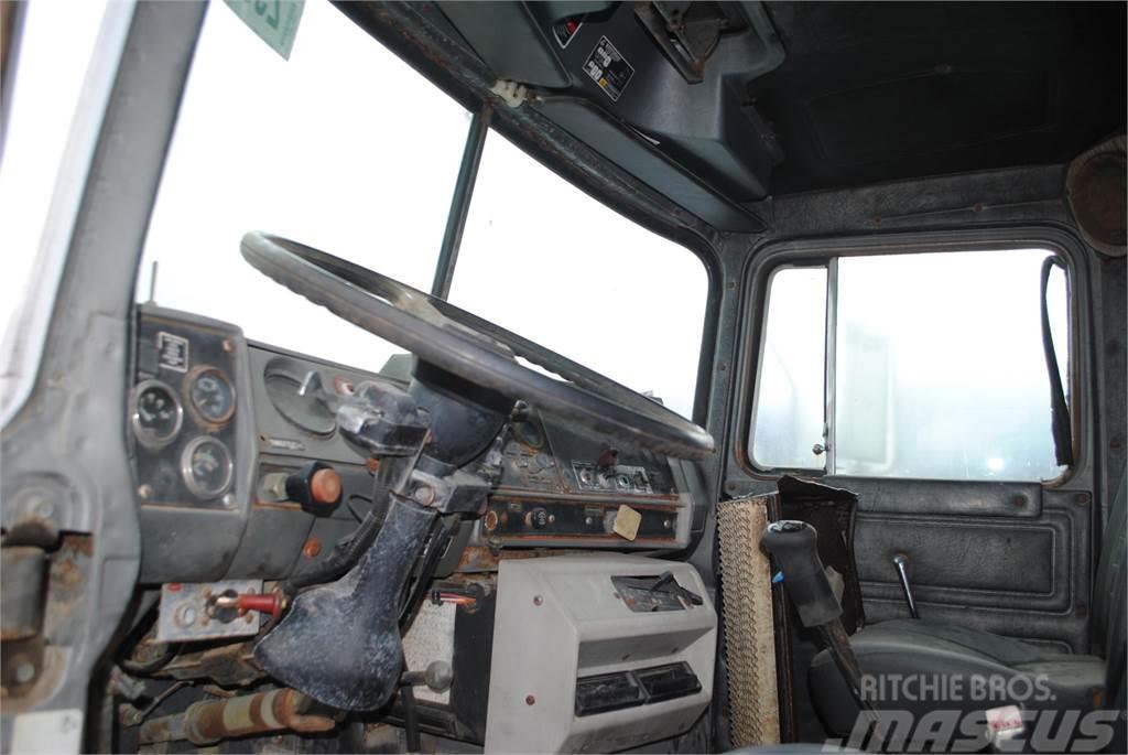 Mack DM690S Camioane cu macara